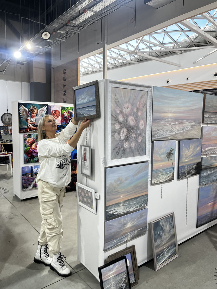 Ольга Мельниченко за монтажом стенда