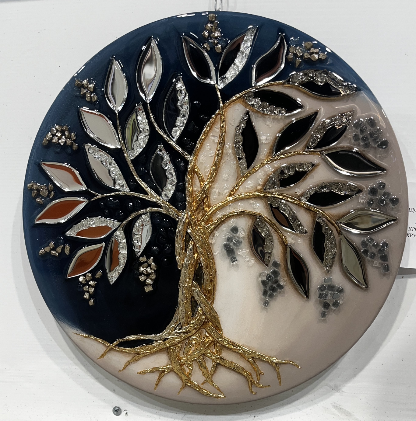 "Гармония". МДФ, акрил, поталь, стеклянная крошка, смола, горный хрусталь, зеркала. Диаметр - 40 см.